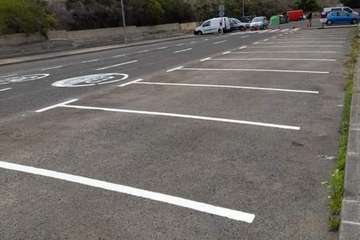 Trabajos de señalización vial en la calle de José Arjona, en el Valle de los Nueve/TA.
